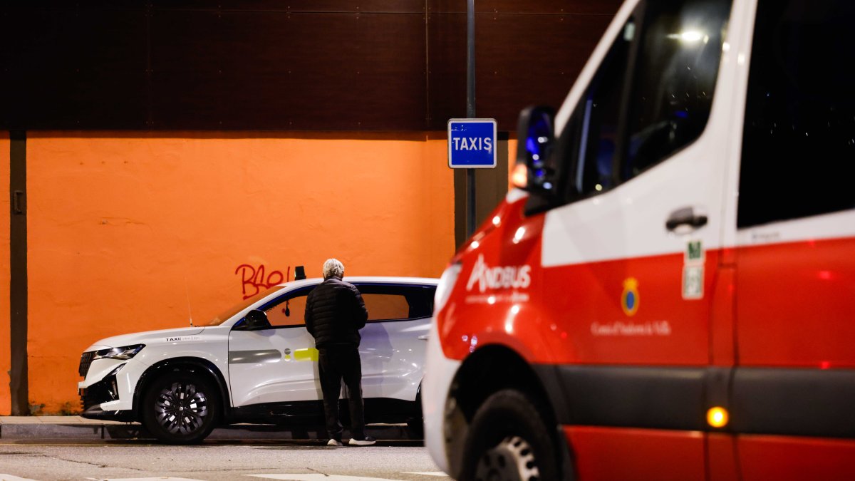 Un bus interurbà i al fons un taxi. Parada de Taxi

Foto: Fernando Galindo