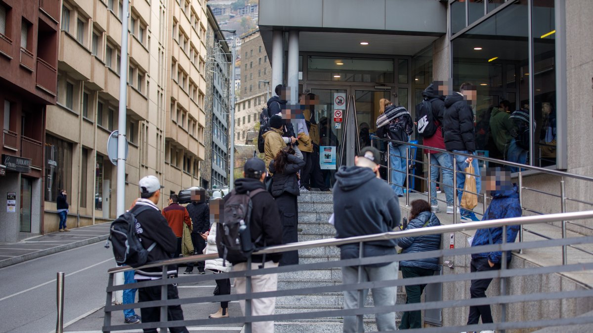 Persones esperant al servei d’Immigració.