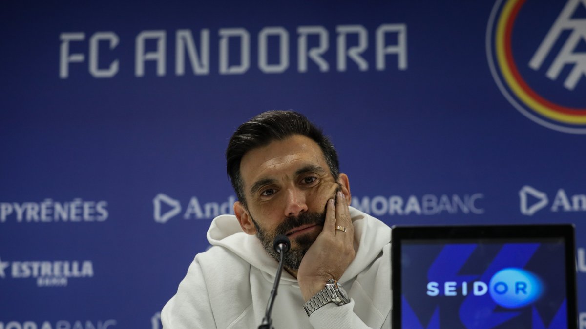 Eder Sarabia a la roda de premsa de comiat.