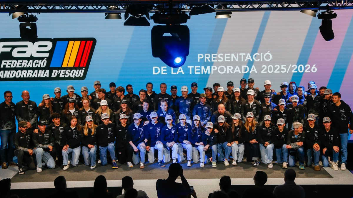 Fotografia de família amb els esportistes i tècnics de la FAE de la temporada 2025-2026.