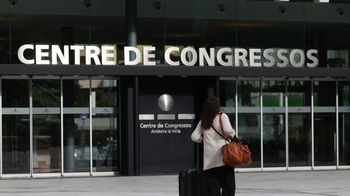 Una turista a la plaça del Poble.