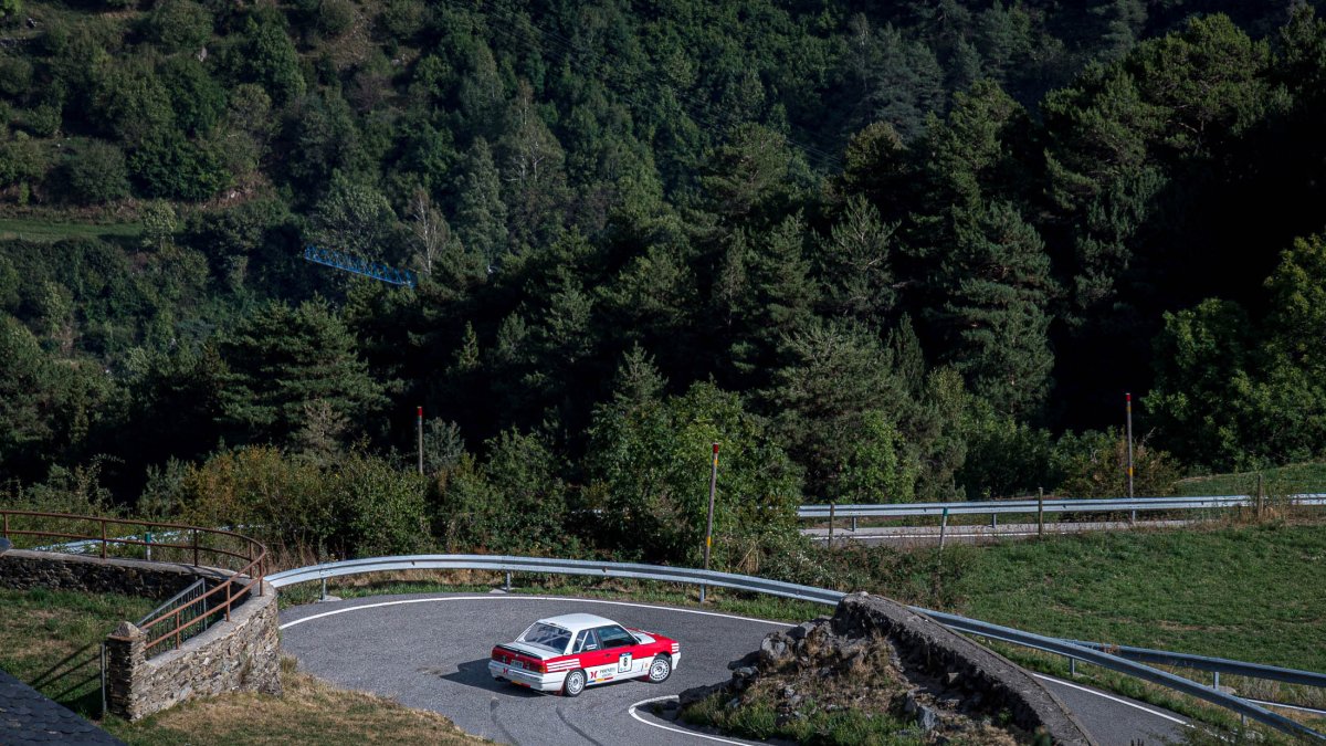 Un vehicle en l'edició anterior del Rally Andorra Històric.