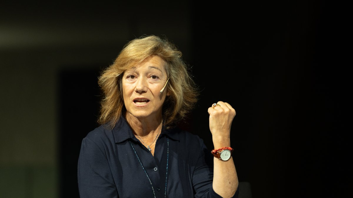 Patrícia Ros durant la xerrada al vestíbul del Consell General.