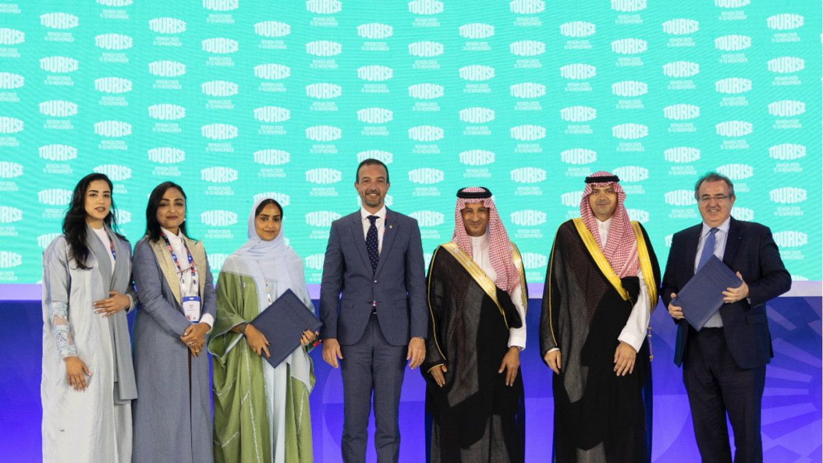 El ministre de Turisme i Comerç d’Andorra, Jordi Torres, i representants de l’acord.