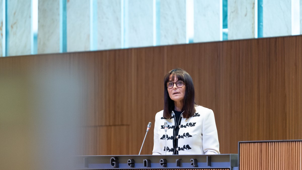 La ministra de Cultura, Joventut i Esports, Mònica Bonell, al faristol.