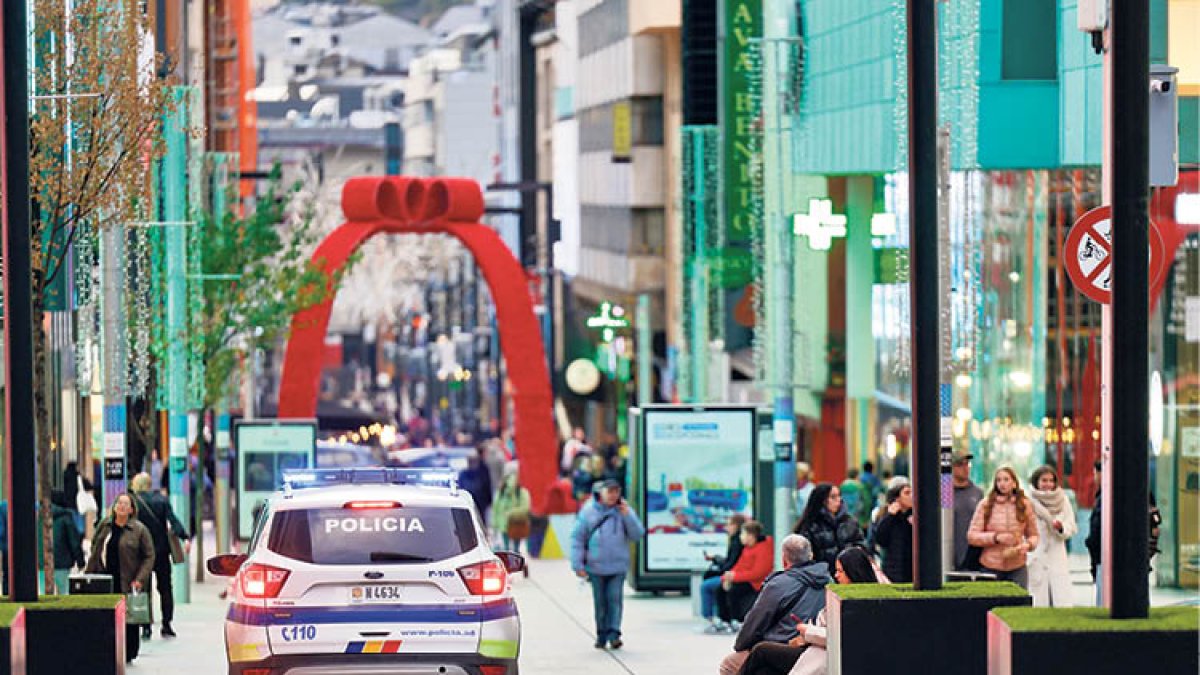 Una patrulla policial fent ronda a l’eix comercial.