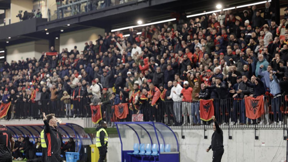 L’afició albanesa celebra el gol del triomf.