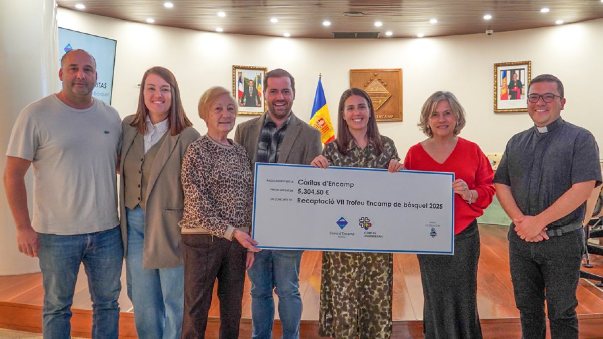 Lliurament del xec a Càritas d’Encam