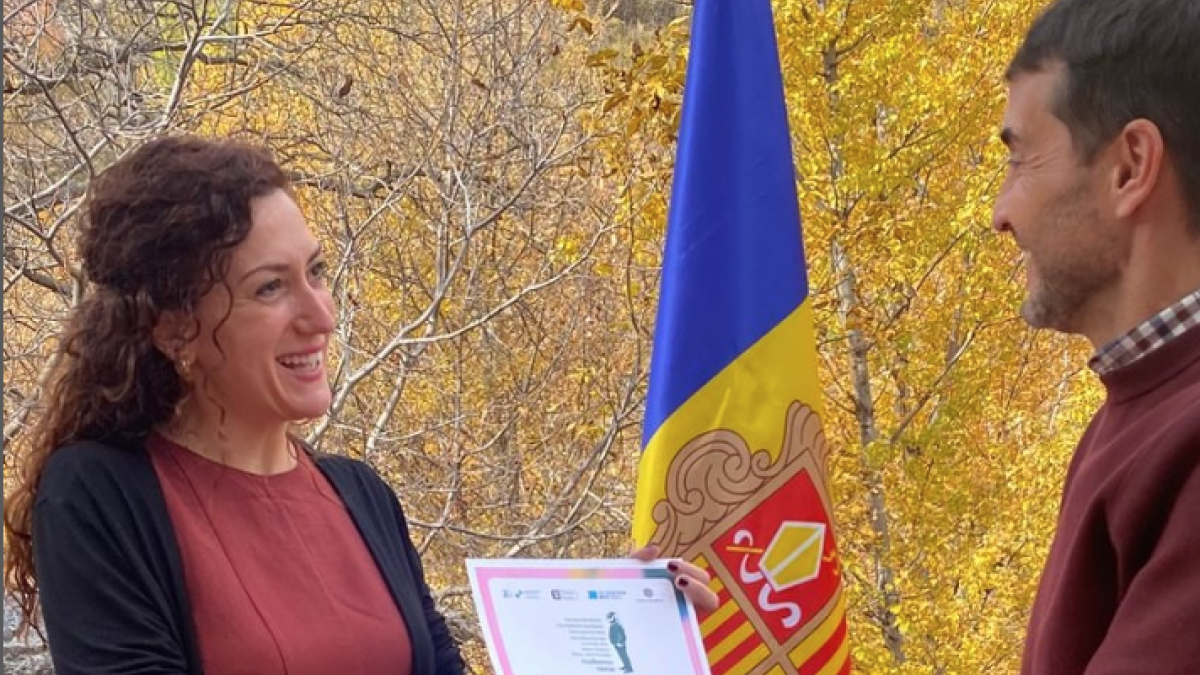 Irina Robles rebent el premi.