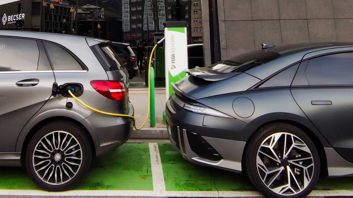 Dos vehicles elèctrics.