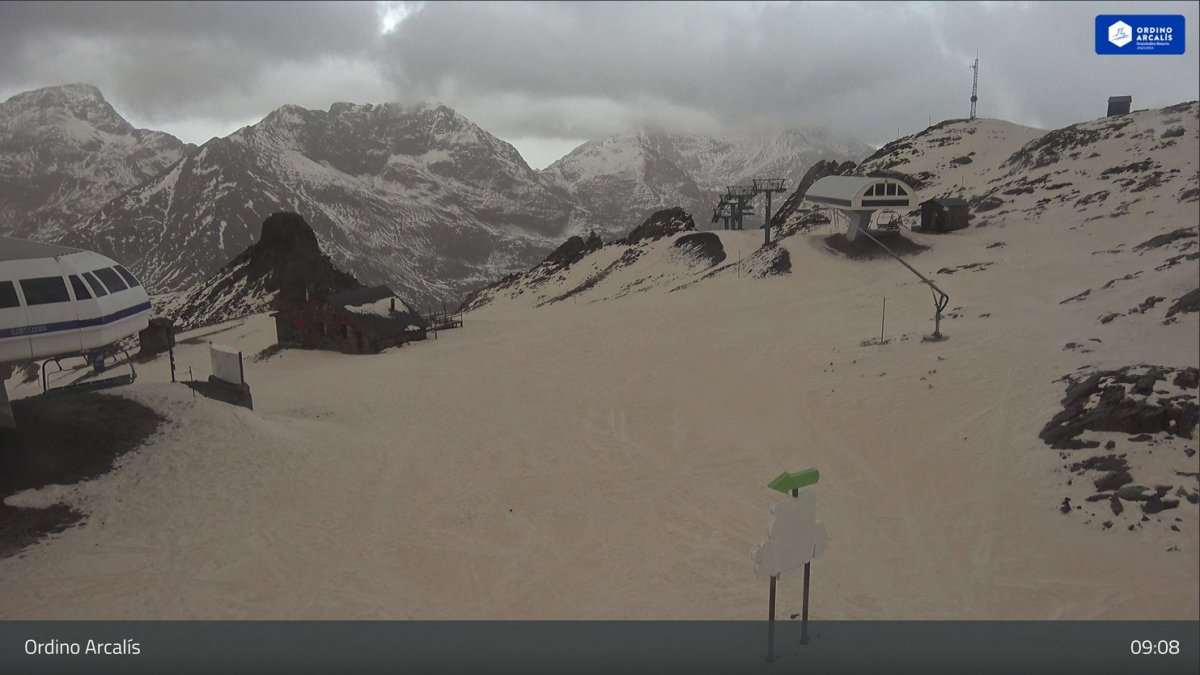 La neu de l'estació d'Arcalís tenyida del fang que porta la massa de pols sahariana