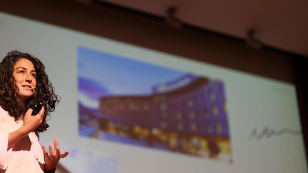 La musicoterapeuta Laia Font durant la presentació del projecte.