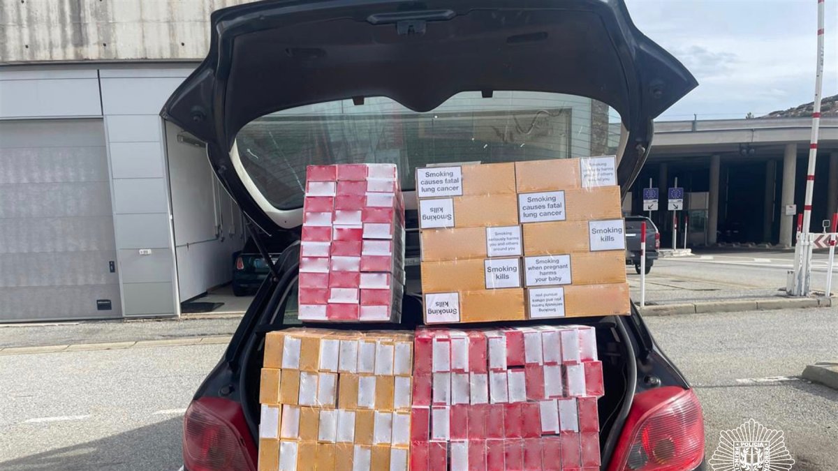 El vehicle carregat amb els 1.700 paquets de contraban.