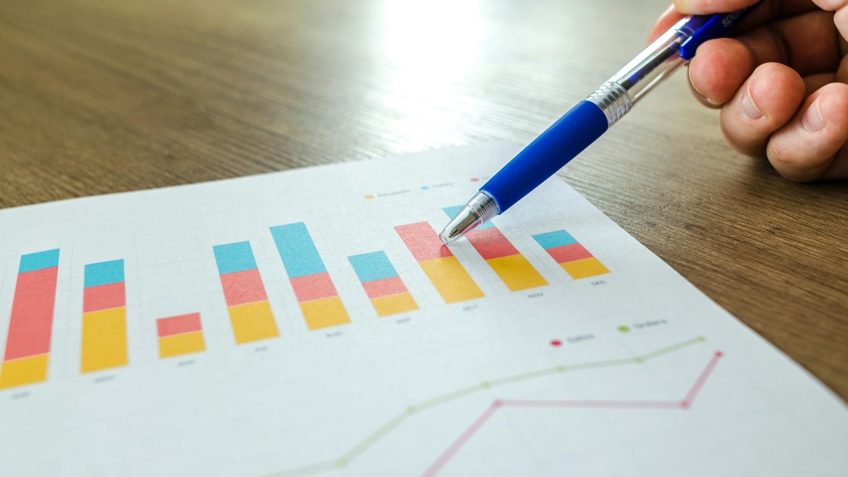 Una persona observant una gràfica