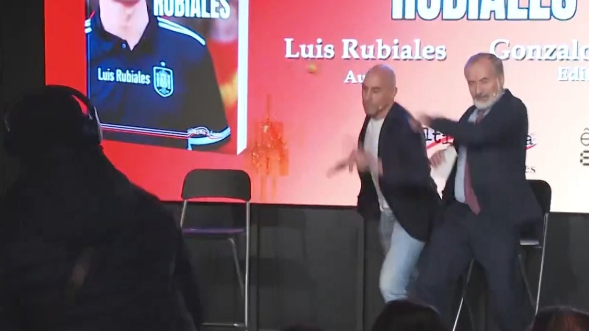 L'expresident de la Federació Espanyola de Futbol, Luis Rubiales, rebent un ouàs a la presentació del seu llibre