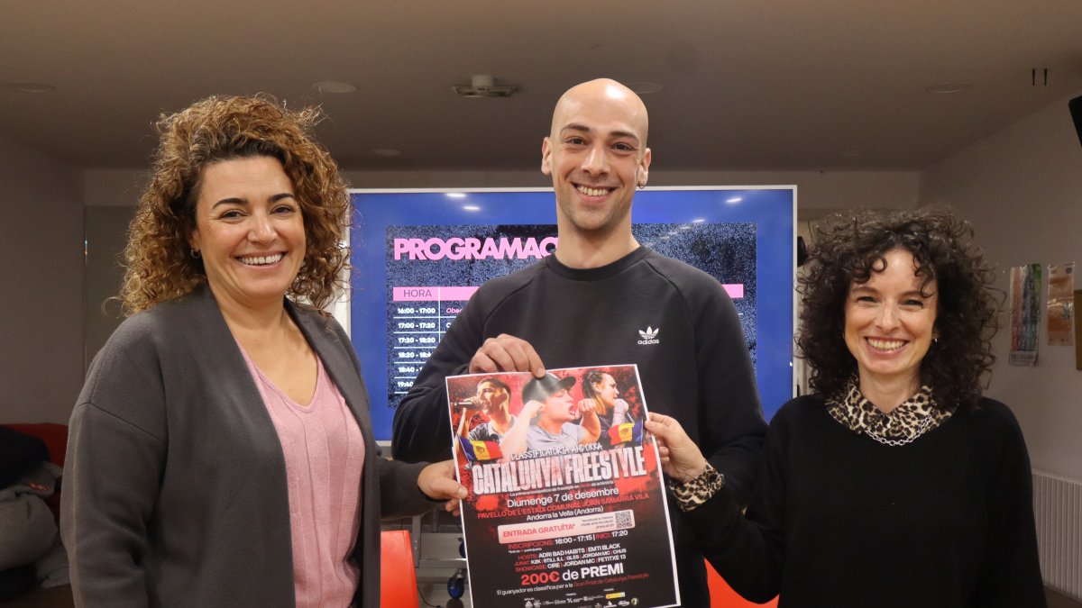 El productor d’AD-Battles, Guillem Betriu; la cap del Servei de Joventut del comú d’Andorra la Vella, Patty Bafino; i la responsable del departament de Promoció Cultural, Meritxell Blanco.