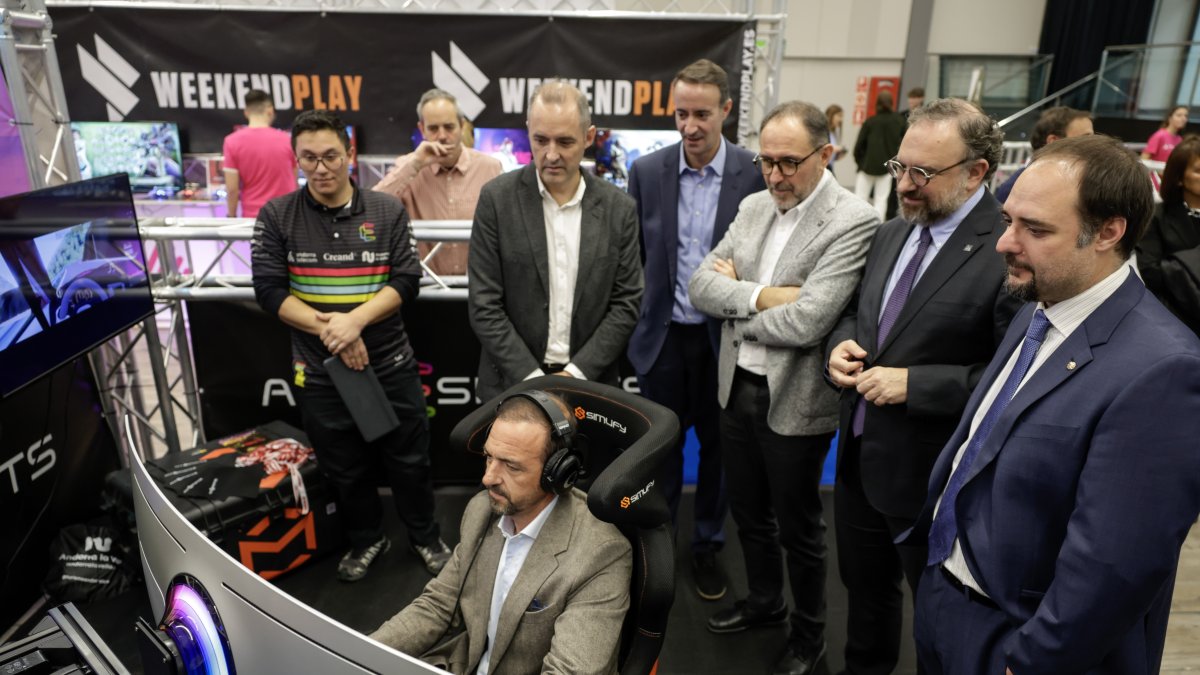 El ministre Jordi Torres provant el simulador de conducció.