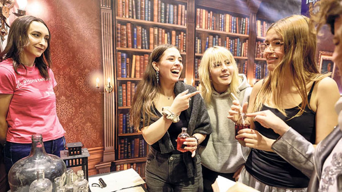 Un grup de joves durant l’escape room de Harry Potter del Saló del videojoc.
