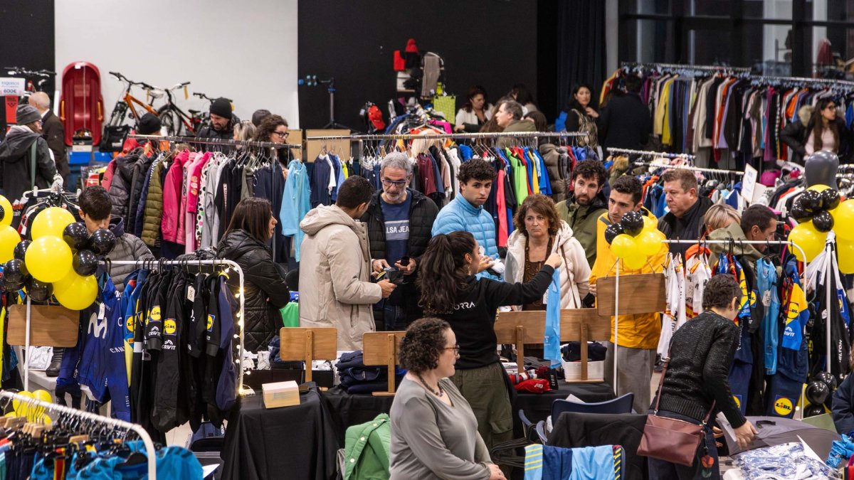 Diverses persones comprant al VideSport avui