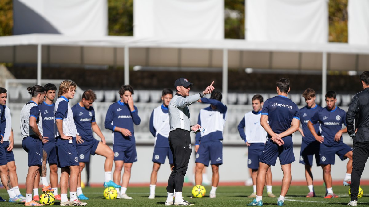 Xerrada d’Ibai Gómez en un entrenament al Comunal.
