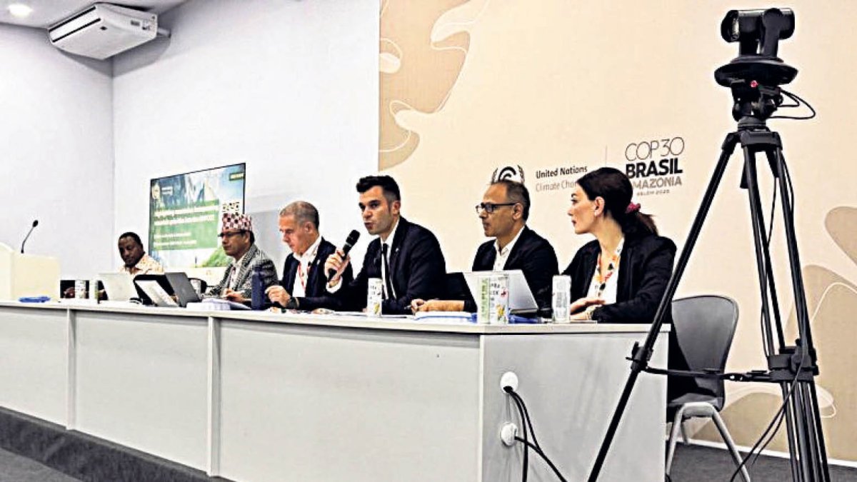 Forné amb diversos representants d’altres països.