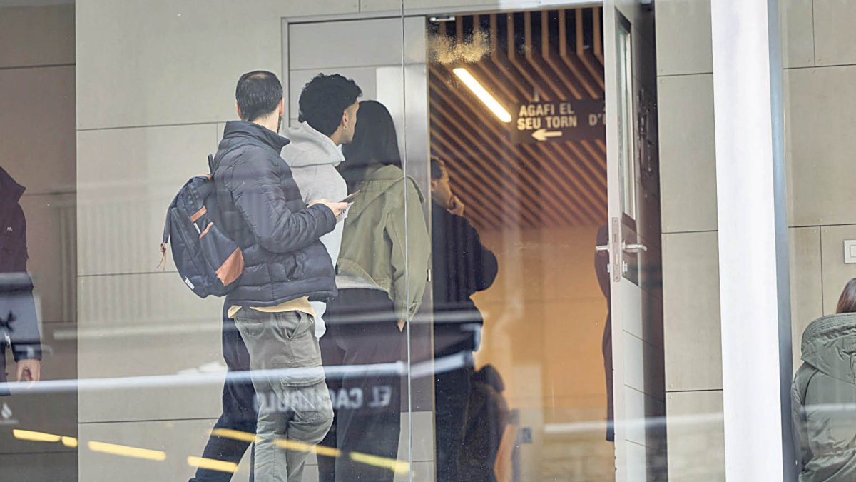 El servei d’Immigració comprova la situació regular a Schengen dels candidats.