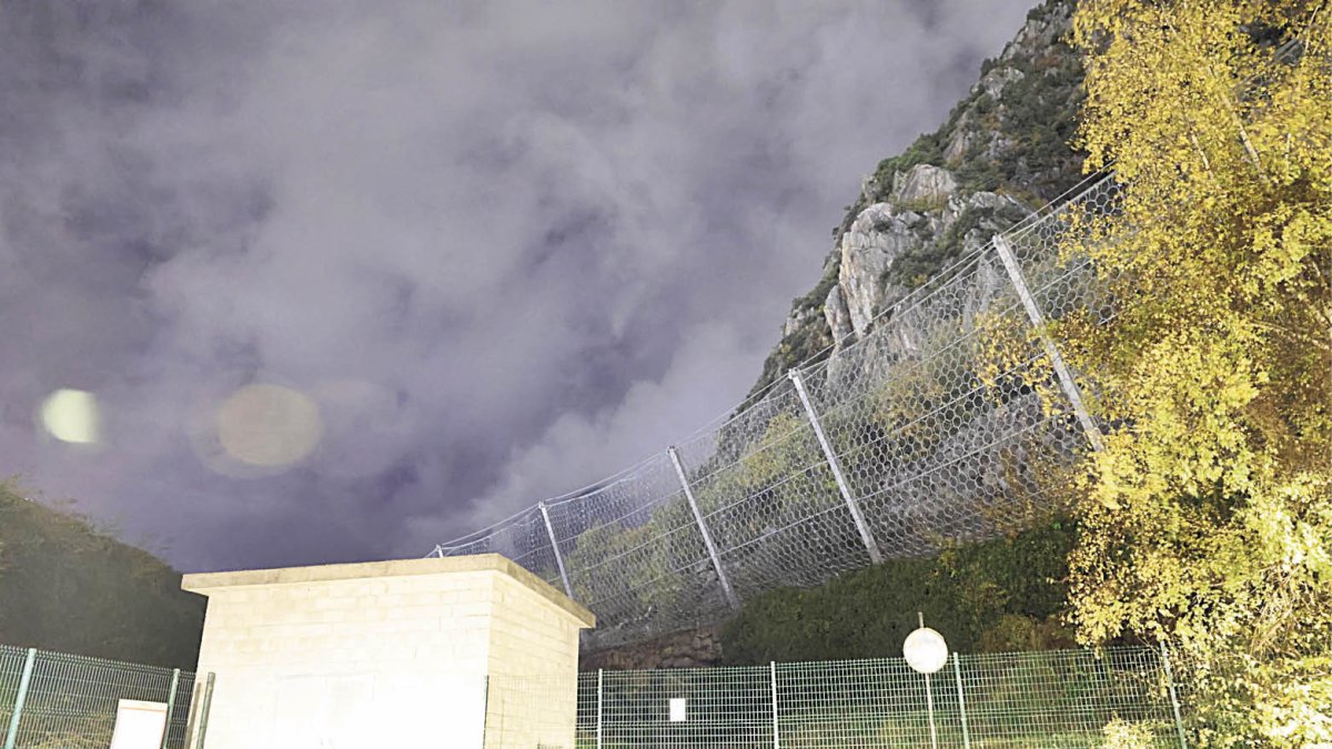 Proteccions a la part de darrere de l’antiga clínica.