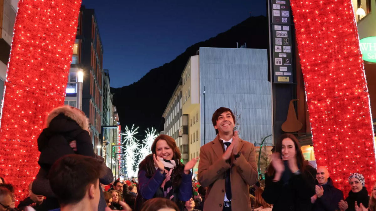 Els cònsols d'Andorra la Vella i la cònsol major d'Escaldes donant la benvinguda al Nadal l'any passat.