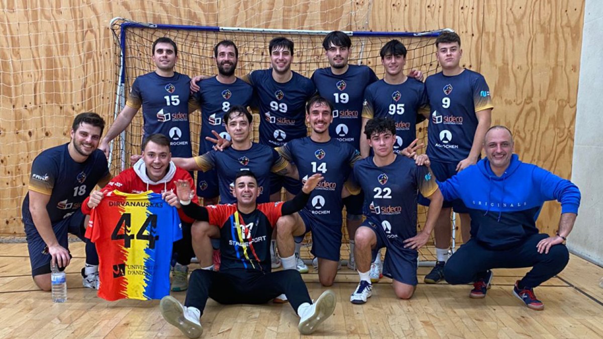 Els jugadors del Serradells després de la victòria