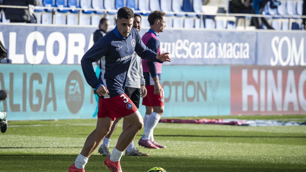 Martín Merquelanz escalfant a El Alcoraz, abans del partit contra l’Osca.