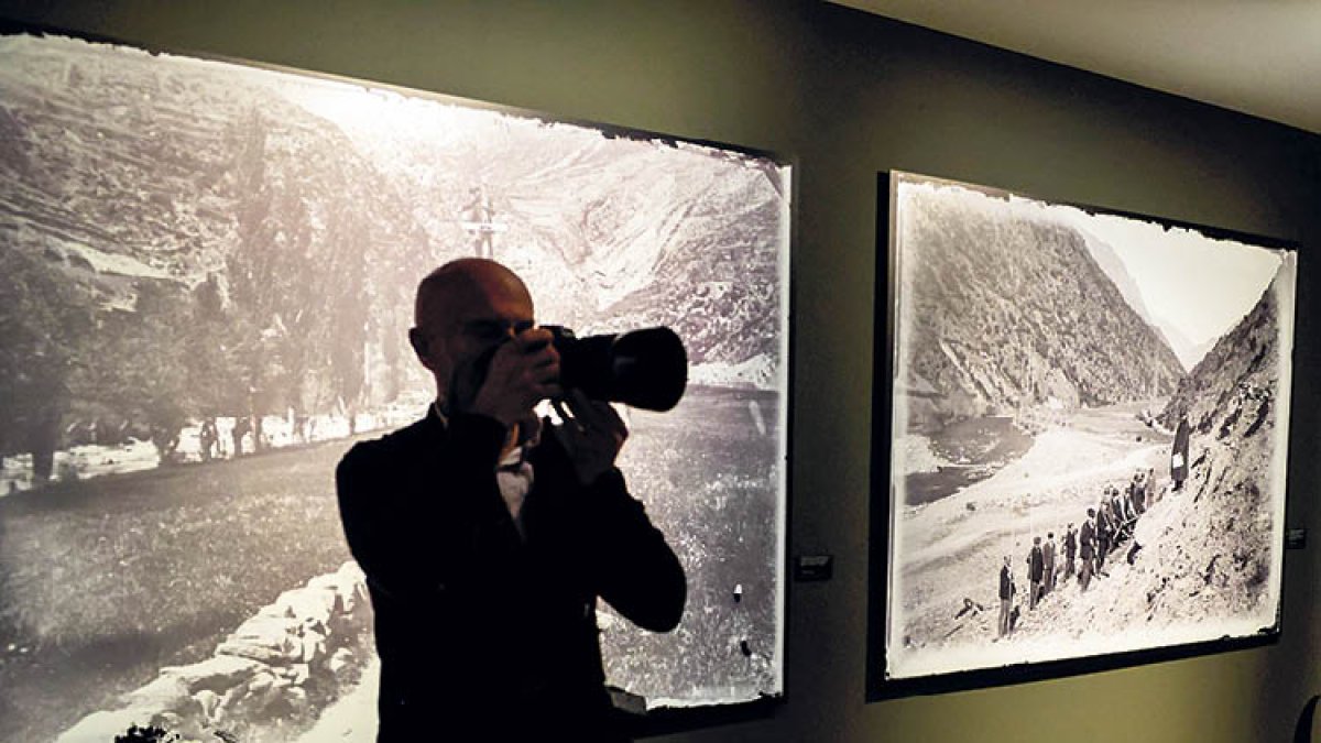 Un fotògraf a la mostra inaugurada ahir a la Sala d’Exposicions del Govern.