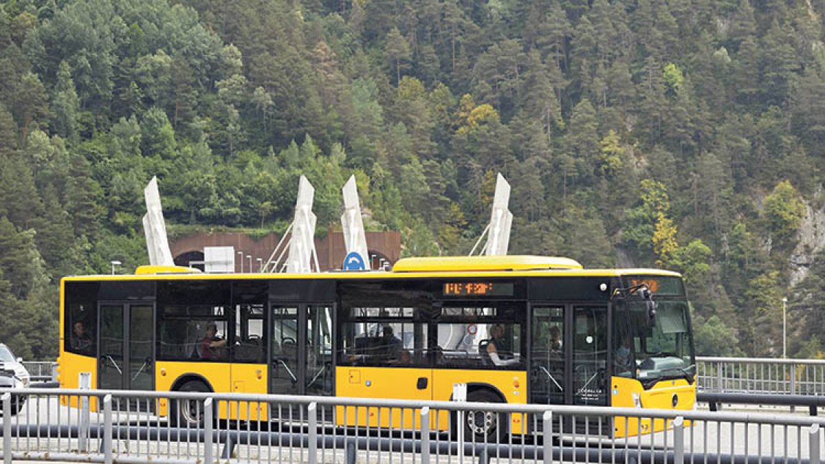 Un autobús prop del túnel del Dos Valires.