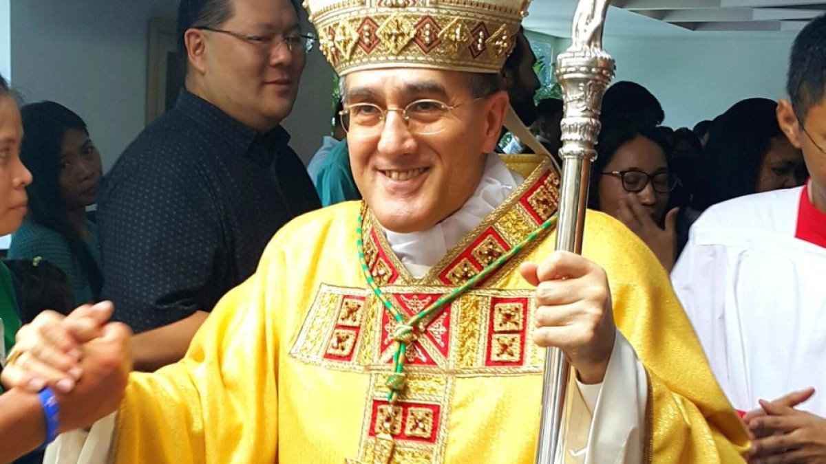 L'arquebisbe italià, Piero Pioppo, saludant els fidels al 2028