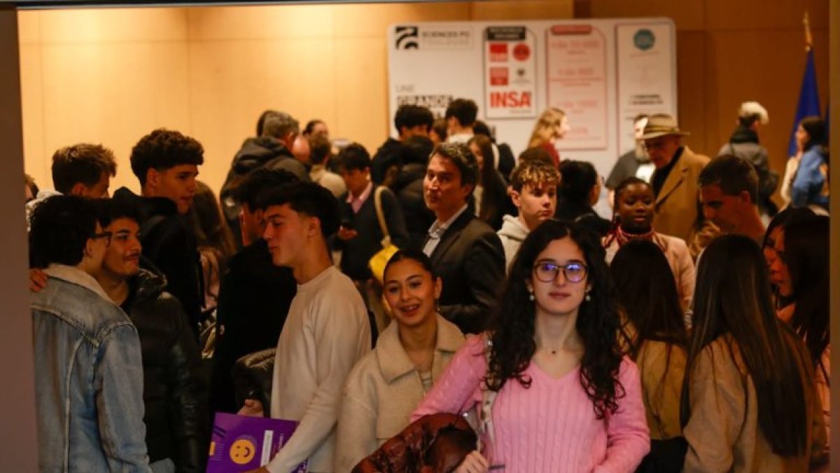 Joves en la fira d’orientació per estudiar a França.