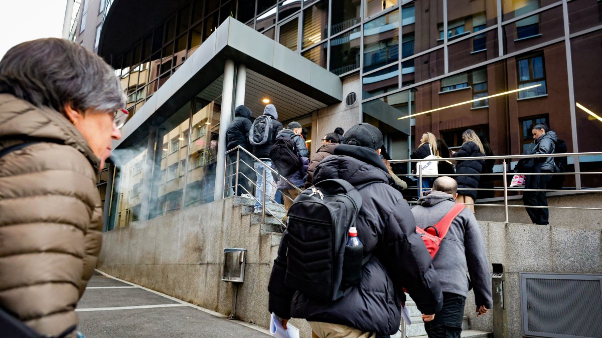 Persones fent cua a les portes del servei d’Immigració.