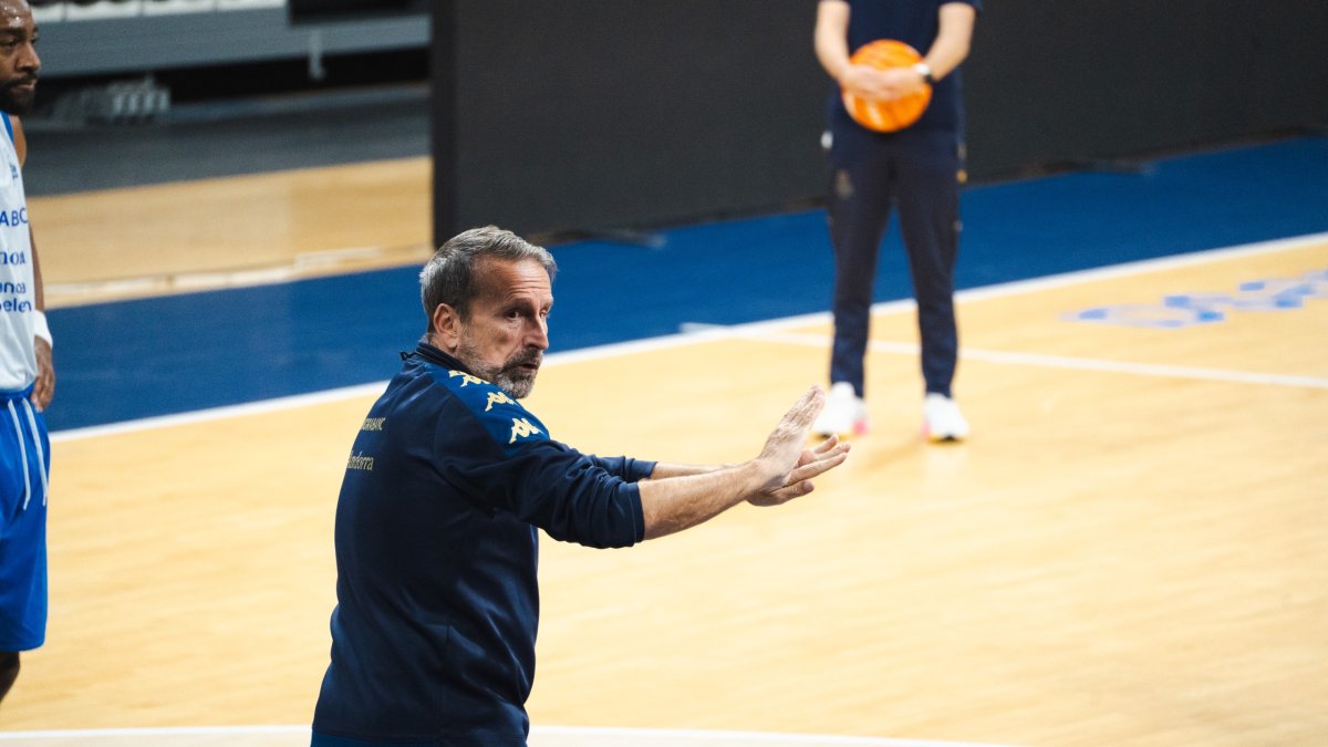 Joan Plaza dona instruccions a l’entrenament.