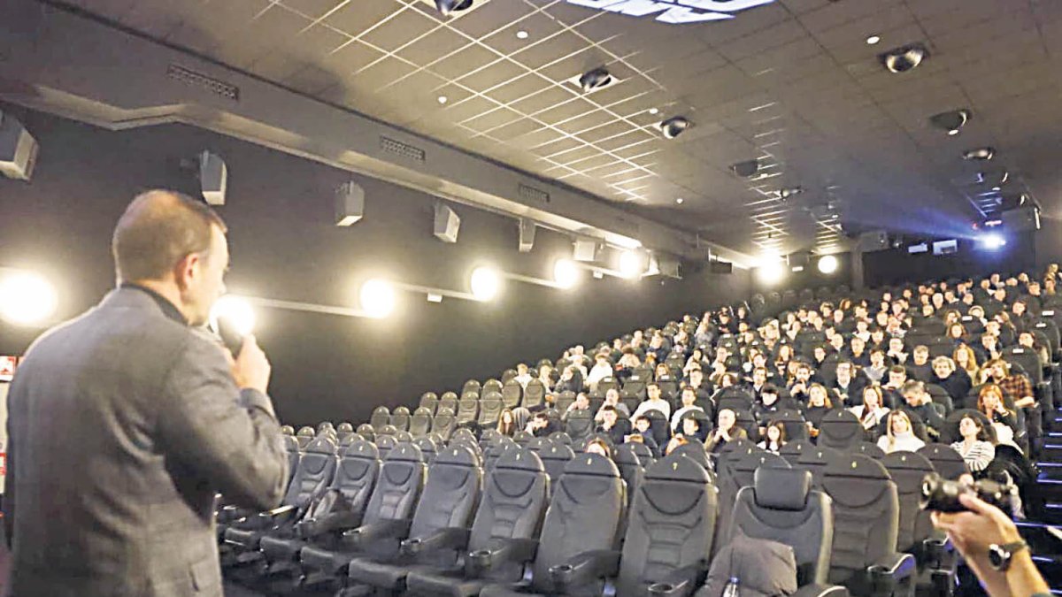 El ministre Torres i els assistents a l’estrena del documental a Illa Carlemany.