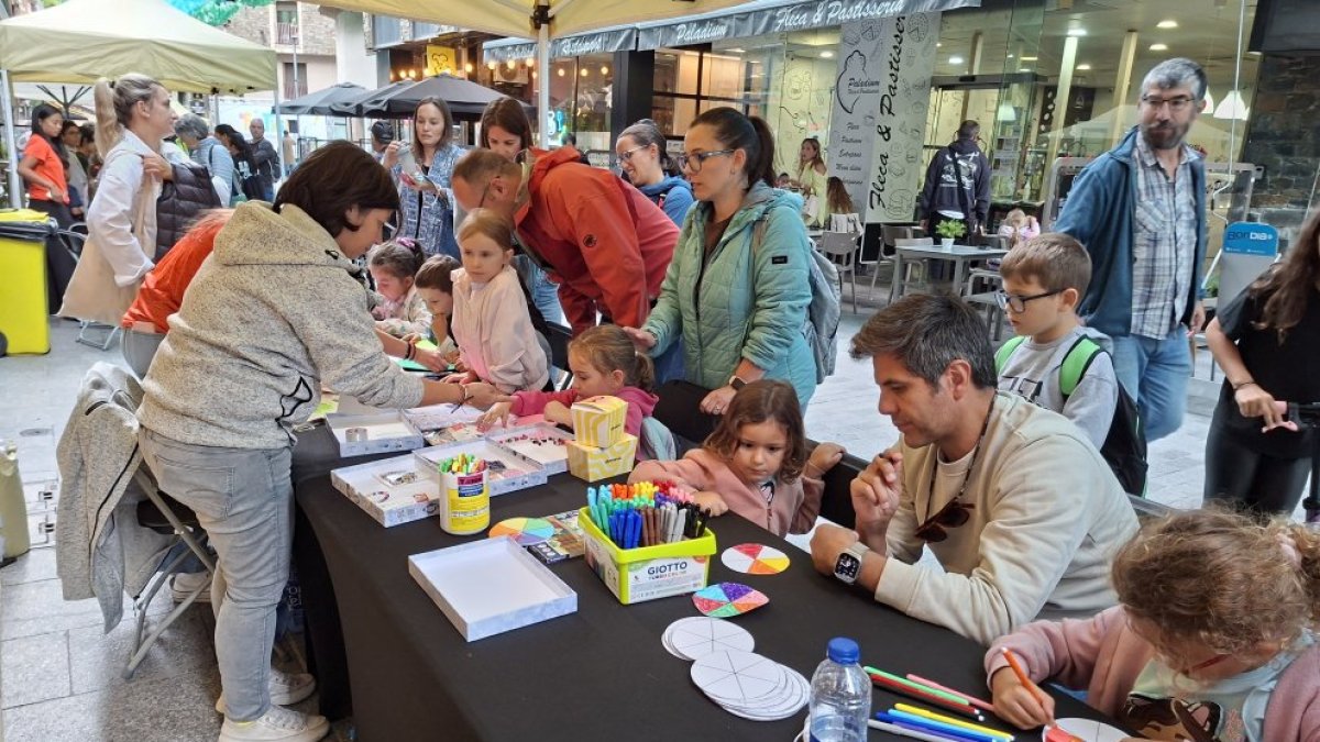 Pares i nens al FesTxic d’Andorra la Vella.