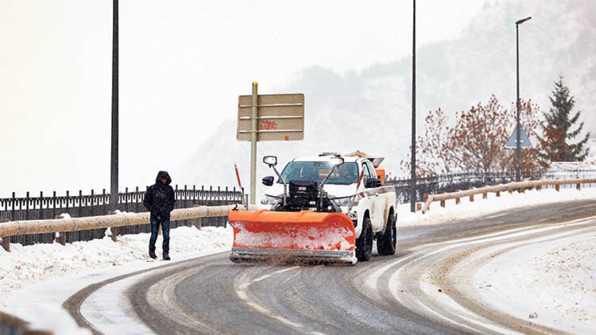 Una màquina llevaneus a la carretera.