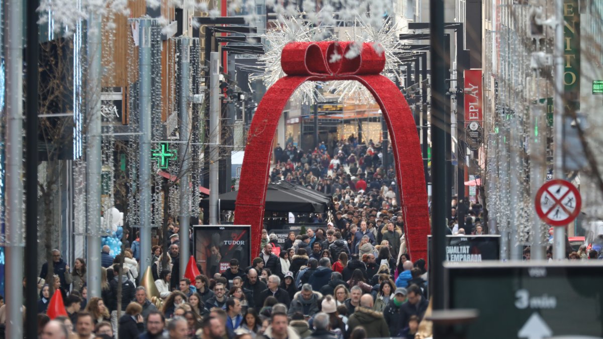 L’avinguda Carlemany plena de turistes.