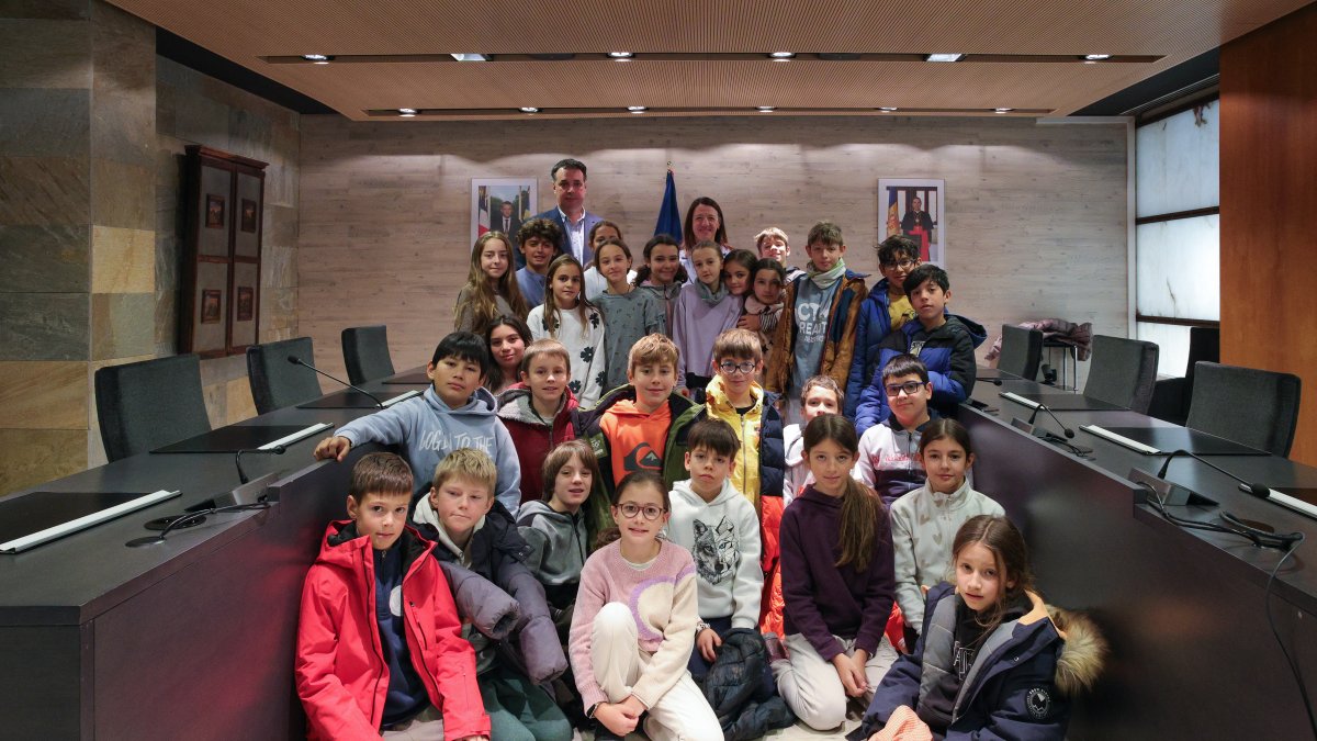 Els alumnes de cinquè de l'escola andorrana d'Ordino amb els cònsols de la parròquia.