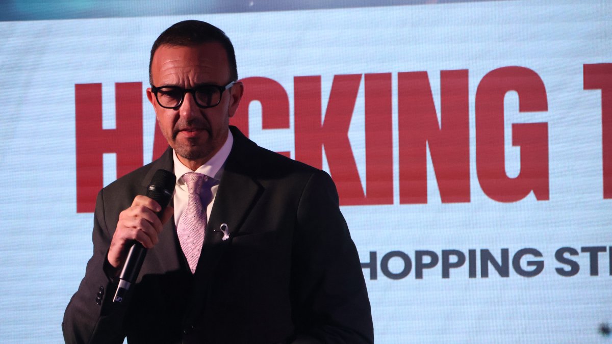 El ministre de Turisme i Comerç, Jordi Torres, durant la presentació de 'Hacking the premium'.