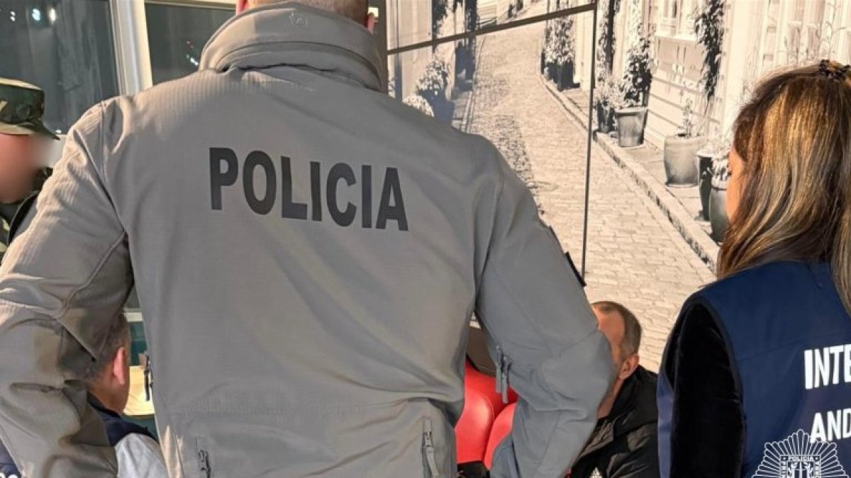 Els policies amb l'home en el moment de la extradició