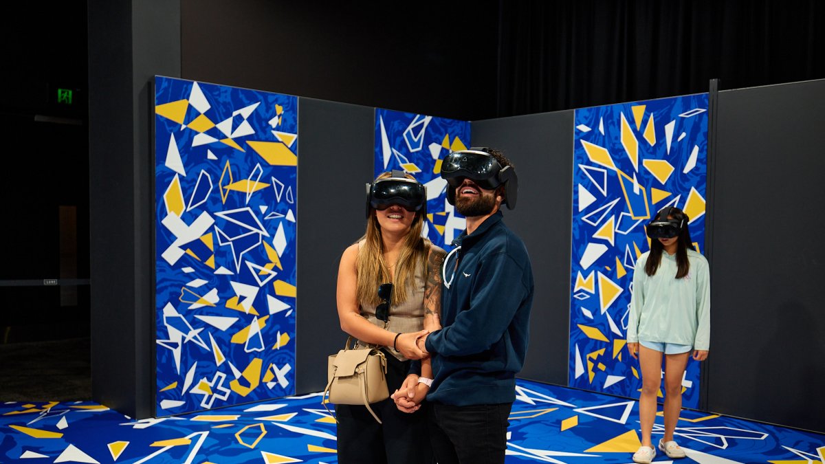 Diverses persones provant l'experiència immersiva Van Gogh Alive d'Andorra