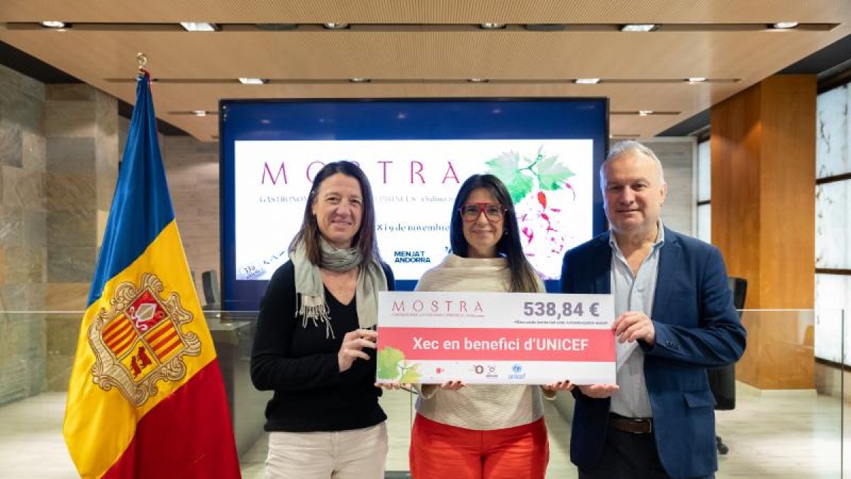 La cònsol major d'Ordino, Maria del Mar Coma, fent entrega del xec als representants d'UNICEF Andorra.