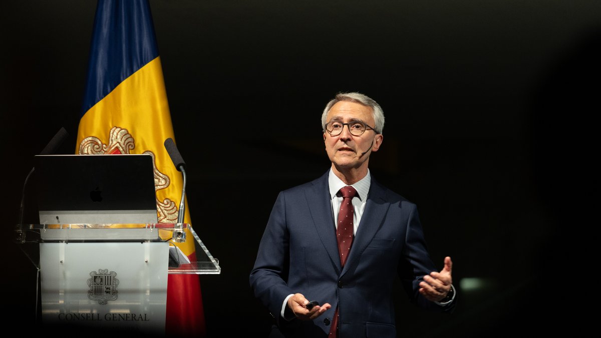 El catedràtic de la UOC, Josep Maria Duart, durant la seva conferència al vestíbul del Consell General.