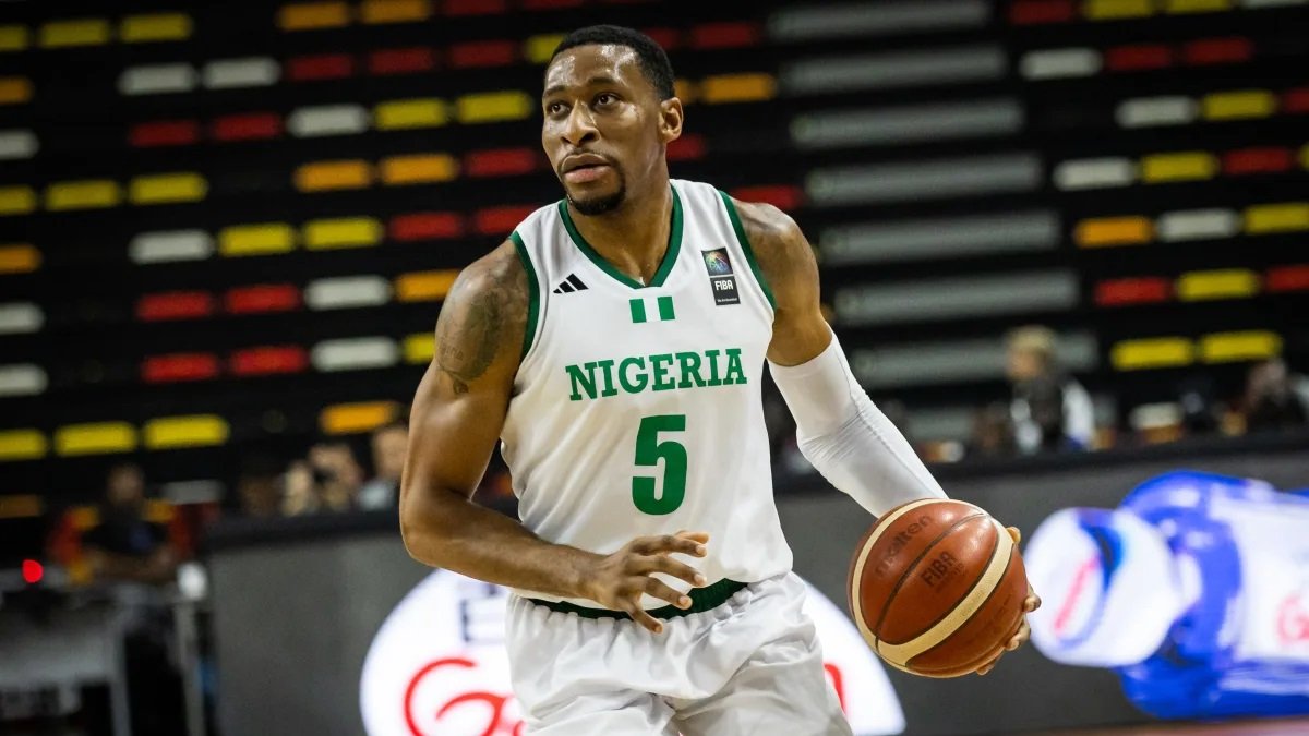 Stan Okoye, amb la samarreta de Nigèria.