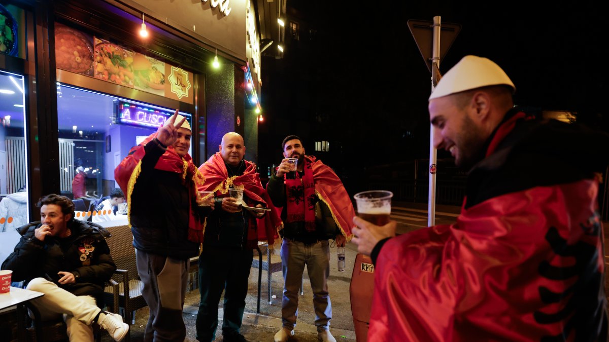 Aficionats albanesos durant la prèvia del partit contra la selecció al Nou Estadi de la FAF a Encamp.