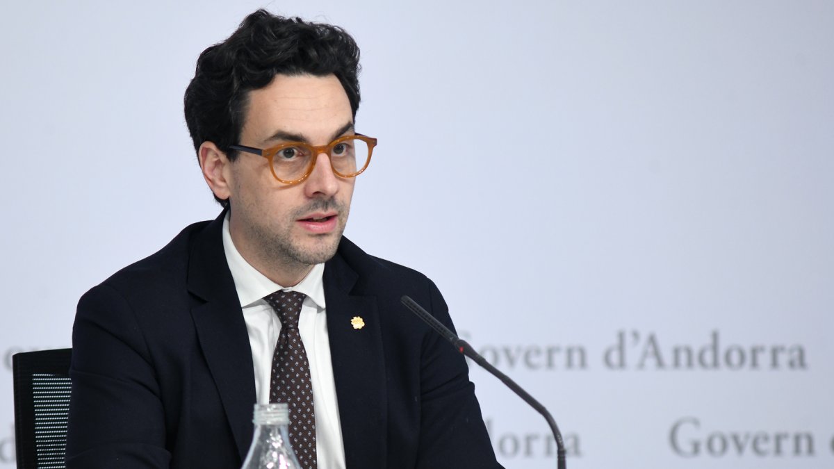 El ministre Casal durant la roda de premsa.