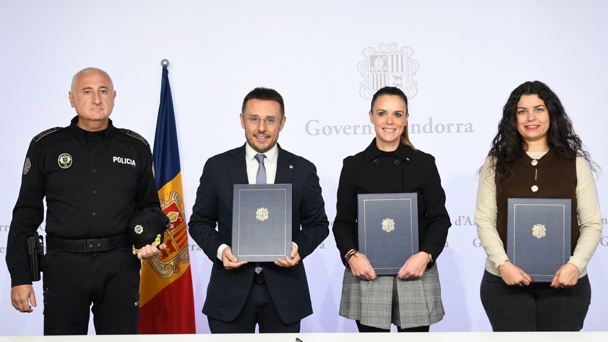 León, Cadena i Fernandes amb el director adjunt de la policia, Antoni Rodríguez, durant la presentació de la nova acció de protecció a les víctimes de violència de gènere.